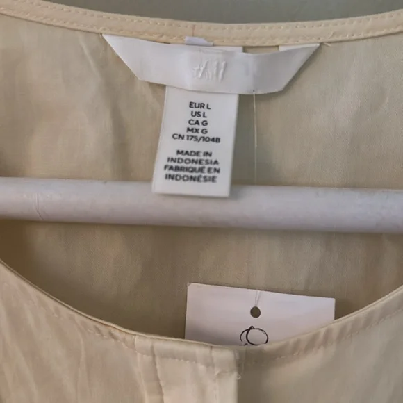 H&M NEW Summer Yellow Elegant Eyelet Dress Size L Embroidered Sleeves - Picture 5 of 9